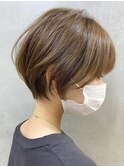 ミルクティーベージュくびれショート前髪あり顔周りレイヤー