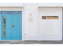 プレモフィル(premofil)の雰囲気(ターコイズブルーのドアが目印。外から店内が見えない作り)