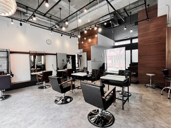 アイリーヘアデザイン(IRIE HAIR DESIGN)の写真/メンズカットパーマカラーをお洒落に！日常を忘れる落ち着いた空間で、心身ともにリフレッシュ♪（40文字）