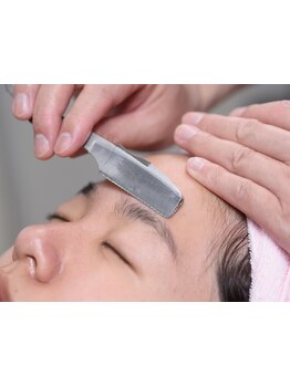 丁寧なシェービングで、お顔の印象も◎ヘアスタイルと共にワンランク上の清潔感のある第一印象に。