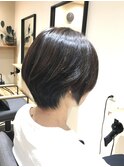 首元のラインを美しく見せるナチュラルショート