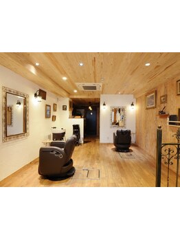 2席だけのドイツ風サロン。ヨーロッパの家に遊びに来たような居心地の良さは美容室が苦手な方にもおススメ