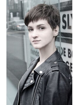 ジジバイワースホワイル(jiji by WORTH WHILE) アン・ハサウェイ 風ハンサムショート