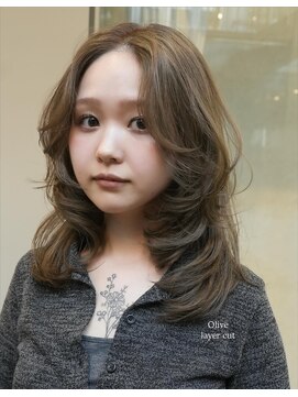 クム(kumu) ◎透明感オリーブベージュ×小顔レイヤー20代30代