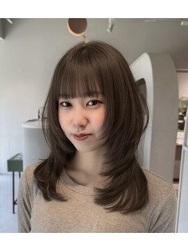 ムーム(Momb) 内巻きワンカールレイヤーカット