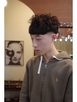 エディ(Edy) マッシュ刈り上げスペインカールメンズパーマ外国人風眉毛カット