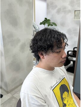 イコール(equal) ツーブロックセンターパート波巻きスパイラルマッシュ