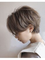横顔美人！男性にも人気のある骨格補正の小顔ショート