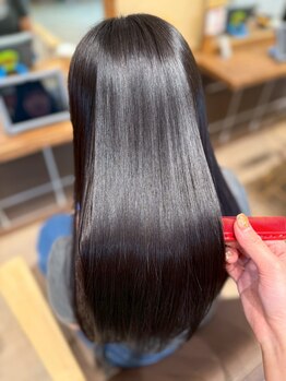 冬の乾燥に打ち勝つ！話題の【酸性ストレート】で、ダメージレスにしっとり極上の手触りへと導きます♪