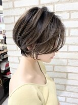 アンド ストーリーズ(&STORIES)&nbsp;耳かけ/ショートボブ/フォギーベージュ/ウェーブパーマ【江角】