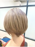 ブロンドショートヘア