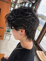 リドル ヘアー 駒生店(Riddle HAIR)&nbsp;フェザーパーマ×センターパートウルフ｜動きのあるメンズパーマ