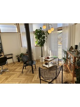 こだわりのインテリアで構成された店内◎まるでリビングのような落ち着く空間で、快適なサロンタイムを♪