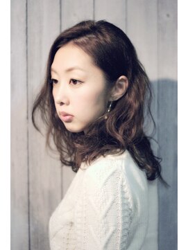 シロフイケブクロ(shirof ikebukuro) 脱・カワイイお手入れ簡単セミロングパーマ・ウェーブ・スタイル