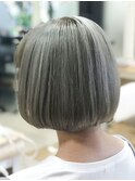 シルバーグレージュのモード切りっぱなしボブ