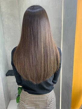オーストヘアジジ(Aust hair Gigi) 大人かわいい、艶髪ストレートのアッシュグレージュ