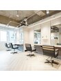 アルト(Alto) 明るい店内。大きな窓があり定期的な換気をしております。