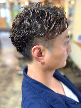 リコ 池袋東口店(Liko) スパイラルパーマ　ツーブロック　刈り上げ　束感　メンズパーマ