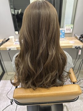 リジー(Litzy) ’ワンホン系×くすみベージュカラー’