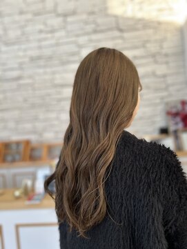 オリーブベージュ