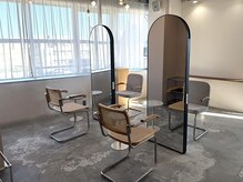 トレンチ(TRENCH)の雰囲気（光が差し込む明るい店内、可愛い家具でお客様をお迎えいたします）