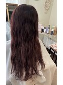 ピンクベージュのウェーブヘア