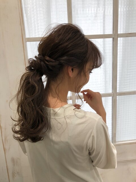 大人かわいい ゆるふわルーズポニーテール パーティヘアアレンジ