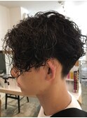 ツイストスパイラルパーマセンターパートメンズマッシュ刈り上げ