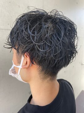 アチーブ ヘア デザイン(achieve hair design) メンズ ゆるめクセ毛風パーマ すっきり刈り上げショート