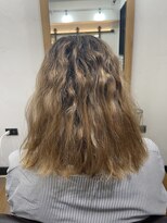 アンフィシュピトロワ(AnFye spi tlow)&nbsp;ブリーチ毛の方を高難易度縮毛矯正で艶髪ストレートヘアに変身