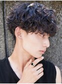 スーツ短髪ツーブロック束感モテる黒髪シークレットパーマ流行