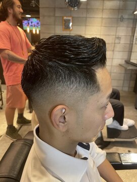 フランクスバーバー アンド ビアークラブ(FRANK'S BARBER and BEER CLUB) 刈り上げセンターパート/フェザーパーマ/サーフカール/有楽町