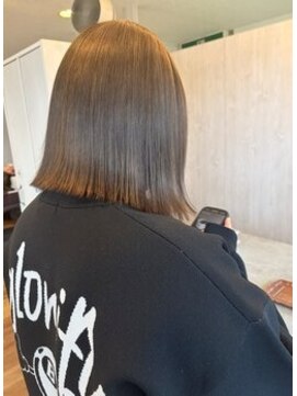 透明感カラーの切りっぱなしボブ