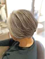 アンベリールフルー(EMBELLIR fleur)&nbsp;ナチュラルなシルバーグレのショートボブスタイル