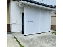 ヴァカンス(vacances)の雰囲気（白い外観が目印です！）