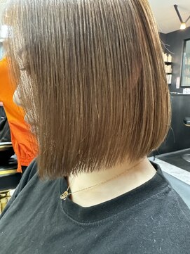 アローズ 久留米店(arose) ベージュカラー大人可愛いひし形前下がりショートボブカット