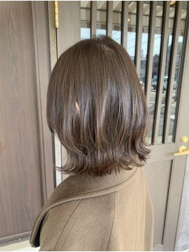 カプロ キャトル(Capullo de Quatre) 【Capullo de Quatre】くびれ外はねミディアムロブ