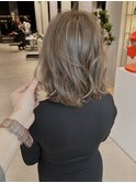 大人白髪ぼかしハイライト前下がり切りっぱなしボブ外ハネ