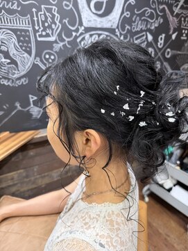 ゴエン(goen hair lounge) くるくる個性はお団子スタイル