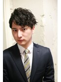 サイド、バックを刈り上げたビジネス対応パーマヘア
