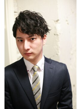 マクナリー(McNally) サイド、バックを刈り上げたビジネス対応パーマヘア