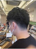 スーツ短髪ツーブロック束感モテる黒髪シークレットパーマ流行