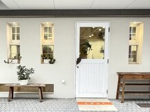 ヘアサロン リーフ(Hair Salon Leaf)の雰囲気（白い壁とドアの外観　葉っぱのノブが目印　マンションの1階です）