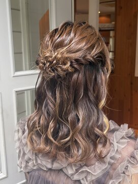 ガーランド (Garland) 【 どの場面でもOK！】大人かわいい　ハーフアップアレンジ