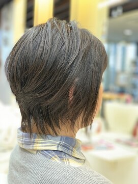 クオリス 上板橋店(QUALIS) 40代50代60代　ひし形ウルフレイヤー　前下がりナチュラルボブ