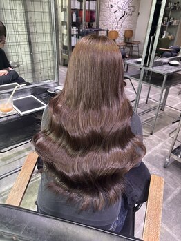 ウム(UMM)の写真/圧倒的知識のスタイリストが豊富な種類の商材から選定◎かつてないダメージレスで艶感のある髪へ─。