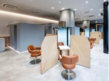 ハレケアヴェダ アンド ハレケエイト(HAREKE AVEDA&HAREKE 8)の雰囲気（ひと席ごとに仕切りがある形で施術を受けることができます）