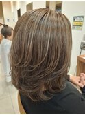 極細ハイライトで魅せる華やかミディアムレイヤー 