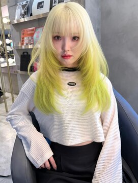 ノエ シンサイバシ(Noe Shinsaibashi) ルーツカラー×ネオンイエローの個性派レイヤー