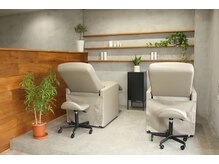 クレスト(CREST)の雰囲気(ゆったり過ごせる眉毛専用ブースで、清潔感のある目元)